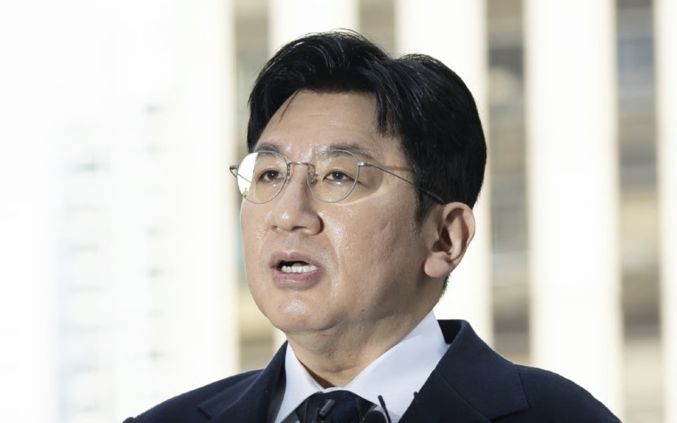 HYBEパン・シヒョク議長が警察署に出頭