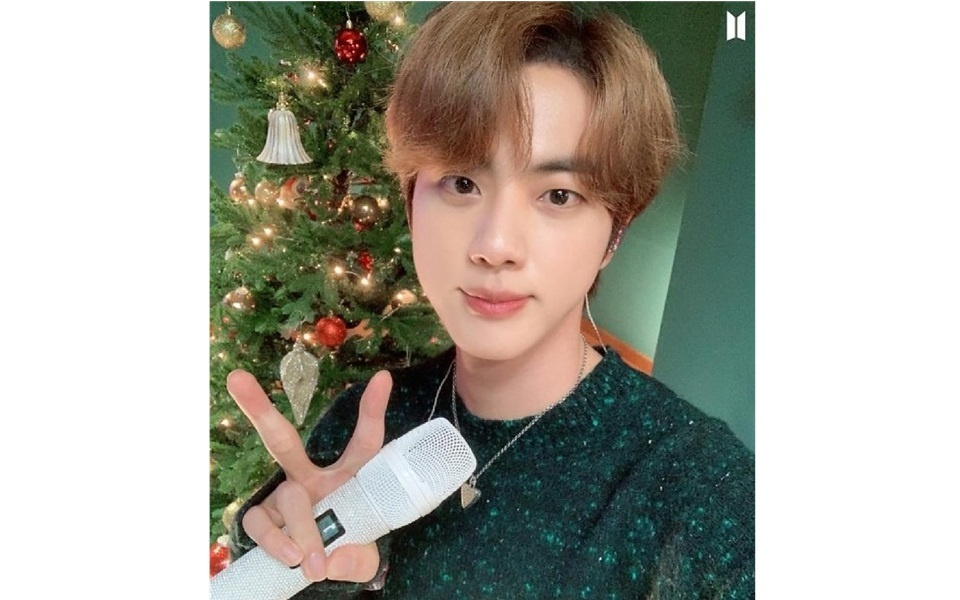 “美の象徴”BTS JIN、クリスマスのときめきを体現する存在