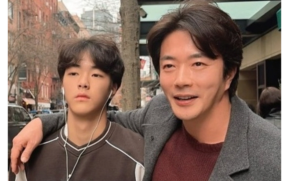 「顔を公開するのには理由があるはず」父クォン・サンウに続いてデビューか？ 息子のルッキ君を巡る疑惑に母ソン・テヨンが反応