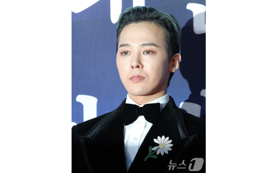 G-DRAGONが不適切な衣装で物議、所属事務所が公式謝罪「配慮が欠けていた」