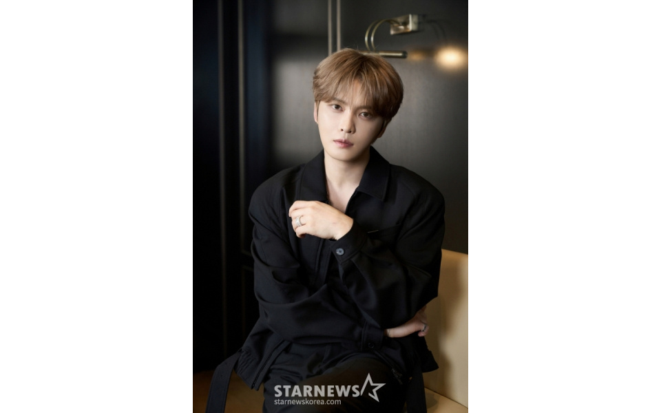 「目を合わせないよう地面ばかり見てストレートネックに」キム・ジェジュン、いじめ被害を告白