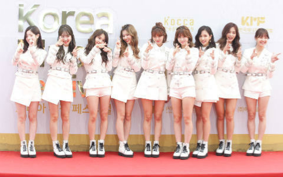 TWICE、11月の「ガールズブランド評価」1位に！