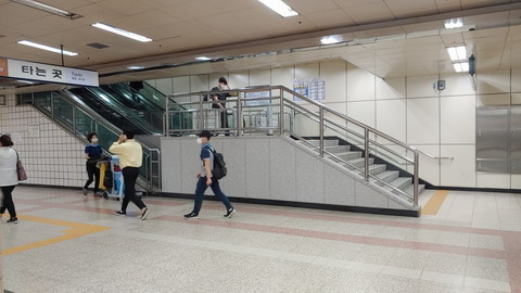 ソウルの謎…地下鉄の駅で見かける不思議な移動経路