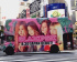 BLACKPINK、日本で本格プロモーション…ラッピングバス広告
