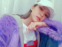 Heize、紫のファージャジケットでセクシー炸裂