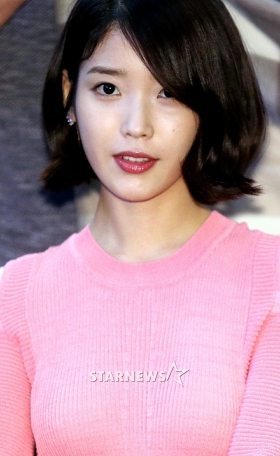 IU、「他歌手の作詞は初めて…魅力的な歌声」