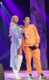 Flowsik、ジェシーに花束＆金のネックレスをプレゼント