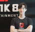 JINYOUNG、新事務所前で満面の笑顔