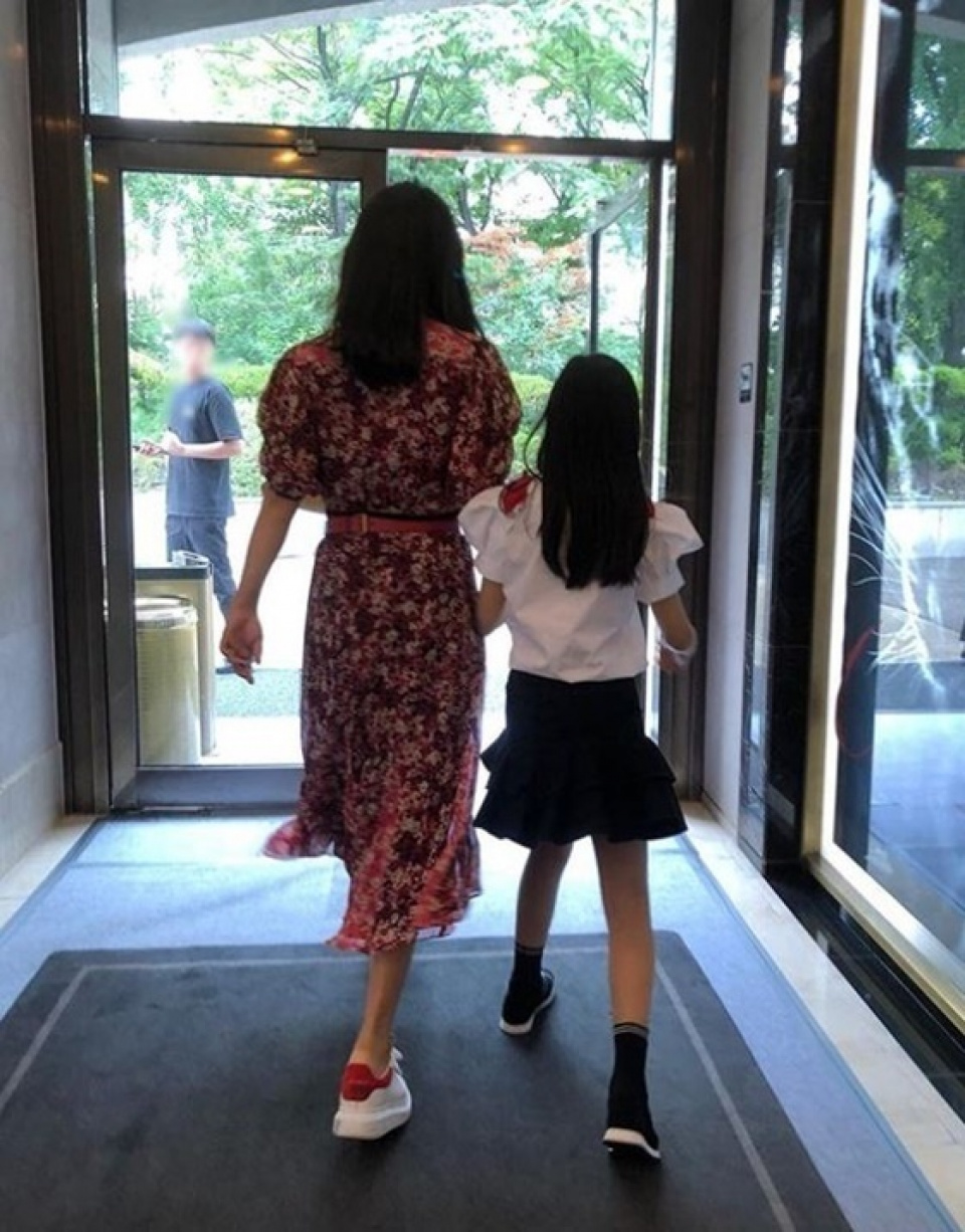 キム・ヒソン、成長した娘の後ろ姿を公開