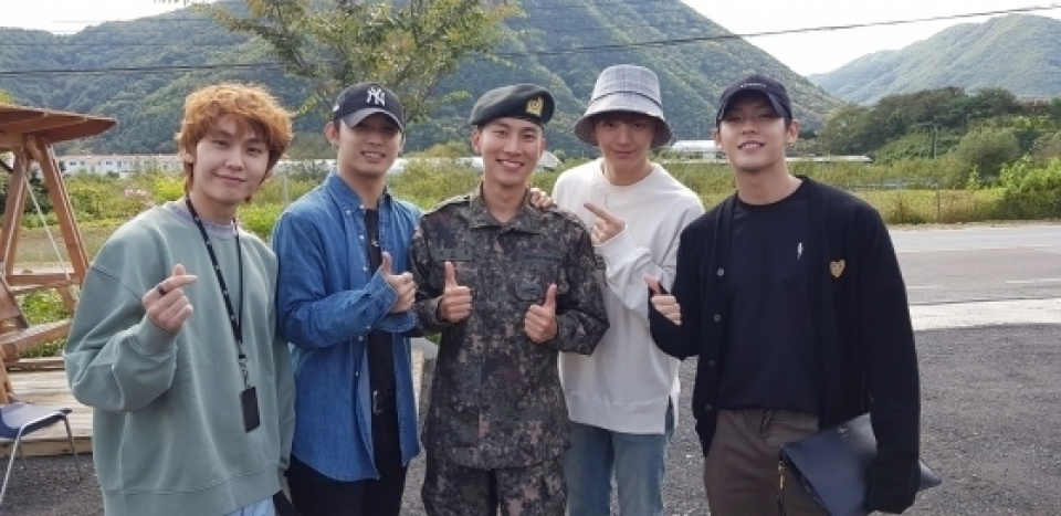  BTOBウングァン、訓練所修了写真を公開 