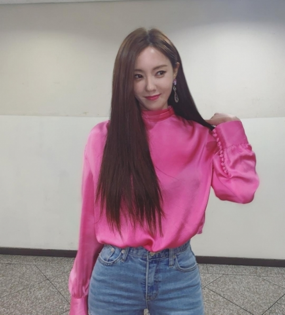 元T-ARAヒョミン、贅肉のない脚線美を誇る「ピンクピンク」