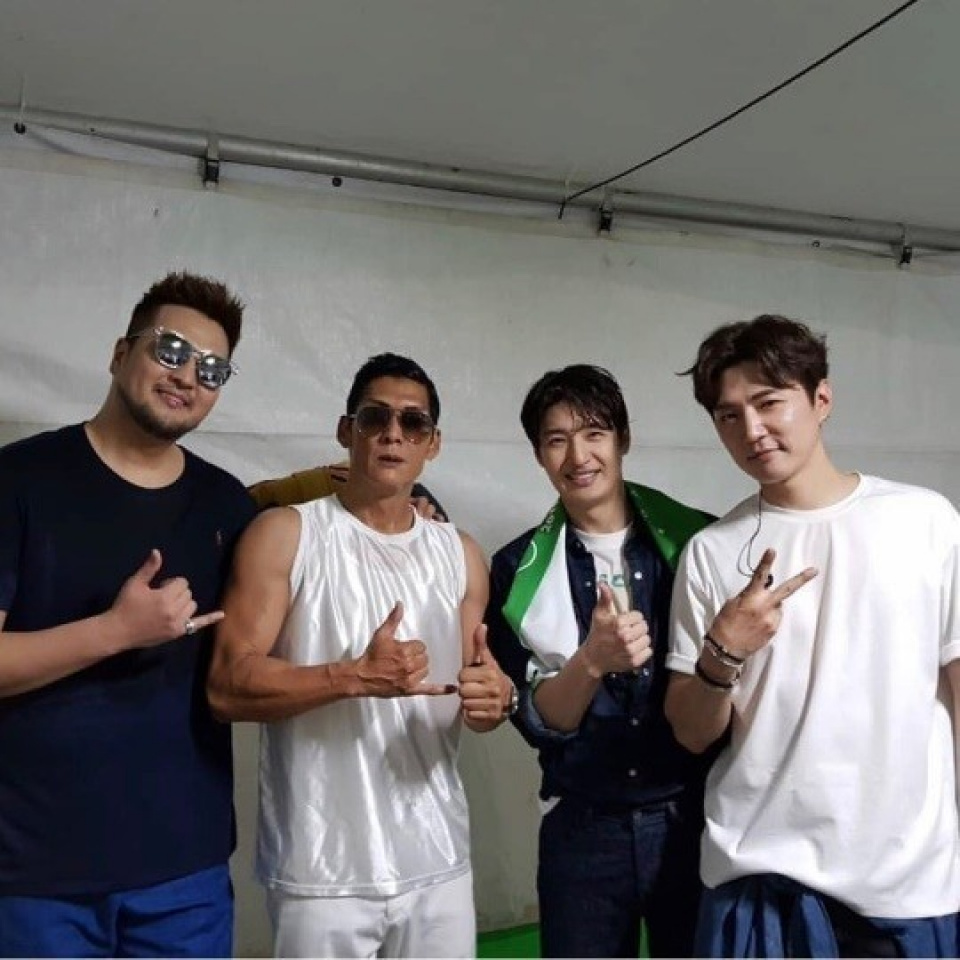 ソン・ホヨン、メンバーとの写真が話題