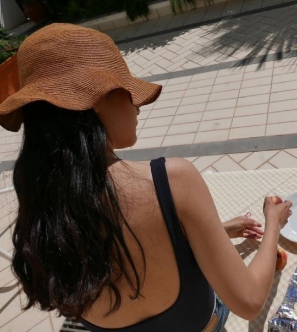 ユン・スンア、大胆な背中見せ水着でファンを魅了