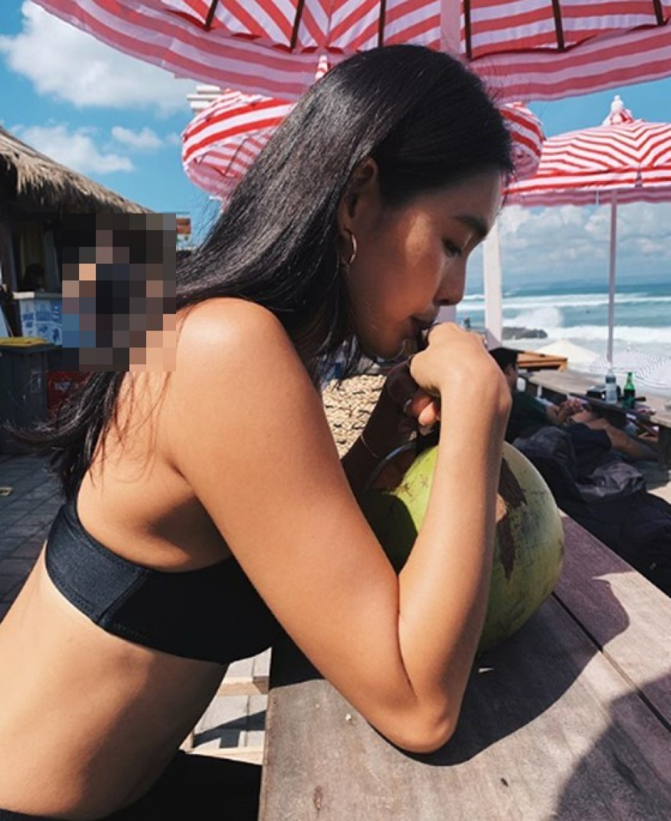 カヒ、ビキニ姿で美ボディを披露