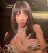 Jessi、両手で胸を隠したセクシーショット公開