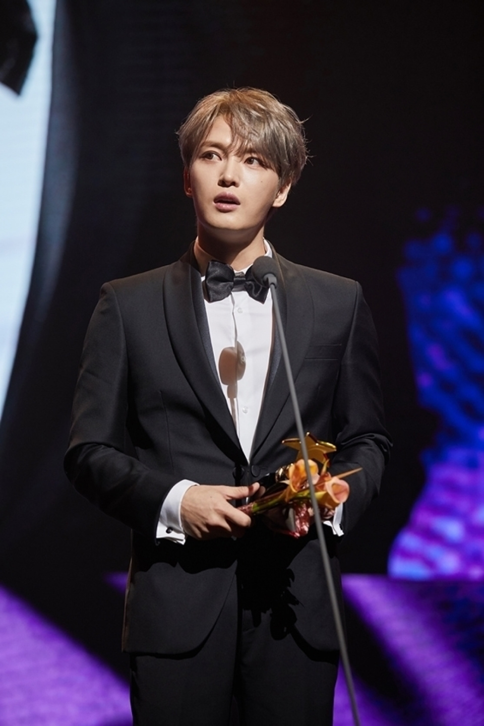 キム・ジェジュン、“アジア新曲チャート授賞式”で「海外人気歌手賞」受賞