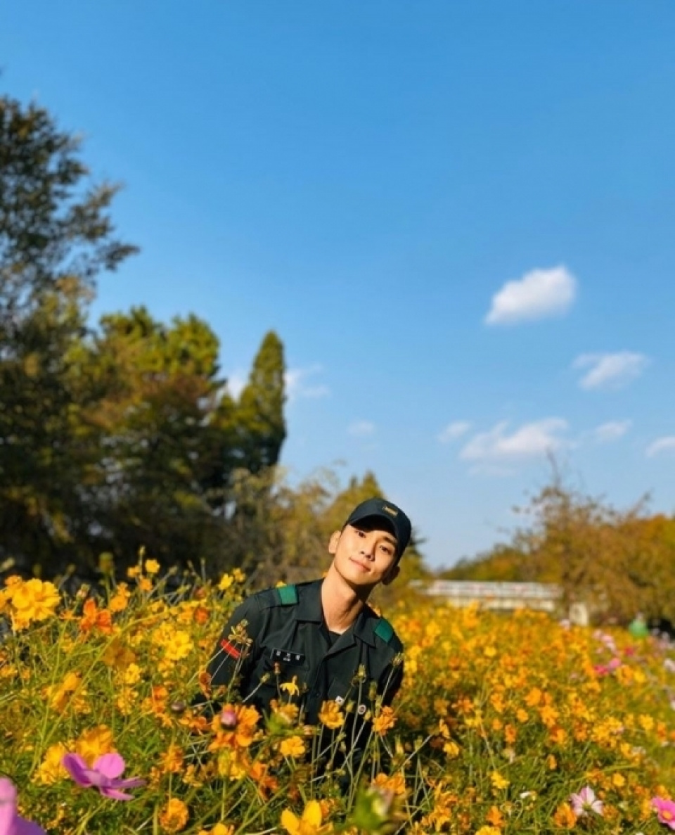 Key、花に囲まれた笑顔の写真でファンを魅了 | 韓流ニュース | 韓流大好き!
