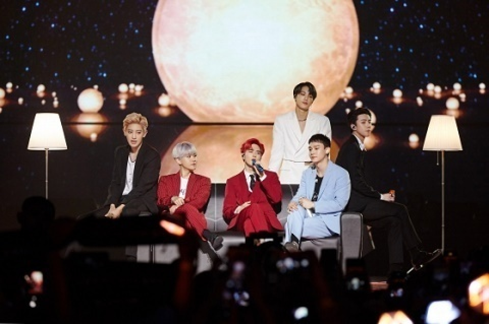 EXO、マレーシアコンサート開催…1万人の観客が“大熱狂”