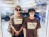 RM＆SUGA、お揃いのトップスでポーズ
