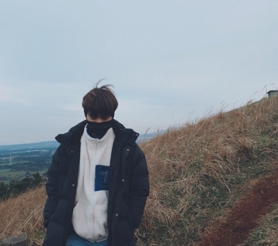 NU'EST JR、旅行中マスクでも隠しきれないビジュアルを誇る
