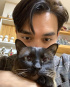 ユ・スンホ、胸キュンの眼差し発射…愛猫と仲良し自撮り
