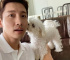 東方神起チャンミン、セルカ撮影中に愛犬が奇襲キス