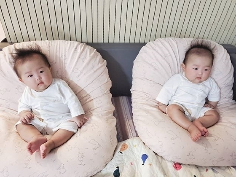 ユルヒ、ますます大きくなった双子の娘たちが話題