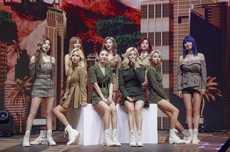 TWICE、Beyond LIVE開催「初のオンラインコンサート、ファンに会えて嬉しい」