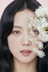 BLACKPINKジス、コンタクトレンズのS/Sシーズングラビアが話題