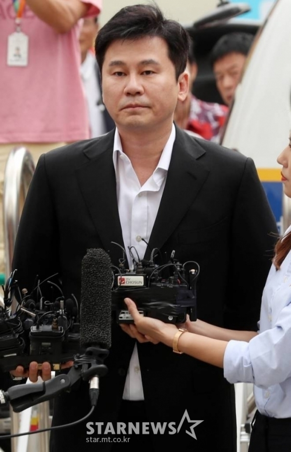ヤン・ヒョンソク前YG代表、B.Iの麻薬事件揉み消し容疑で初裁判