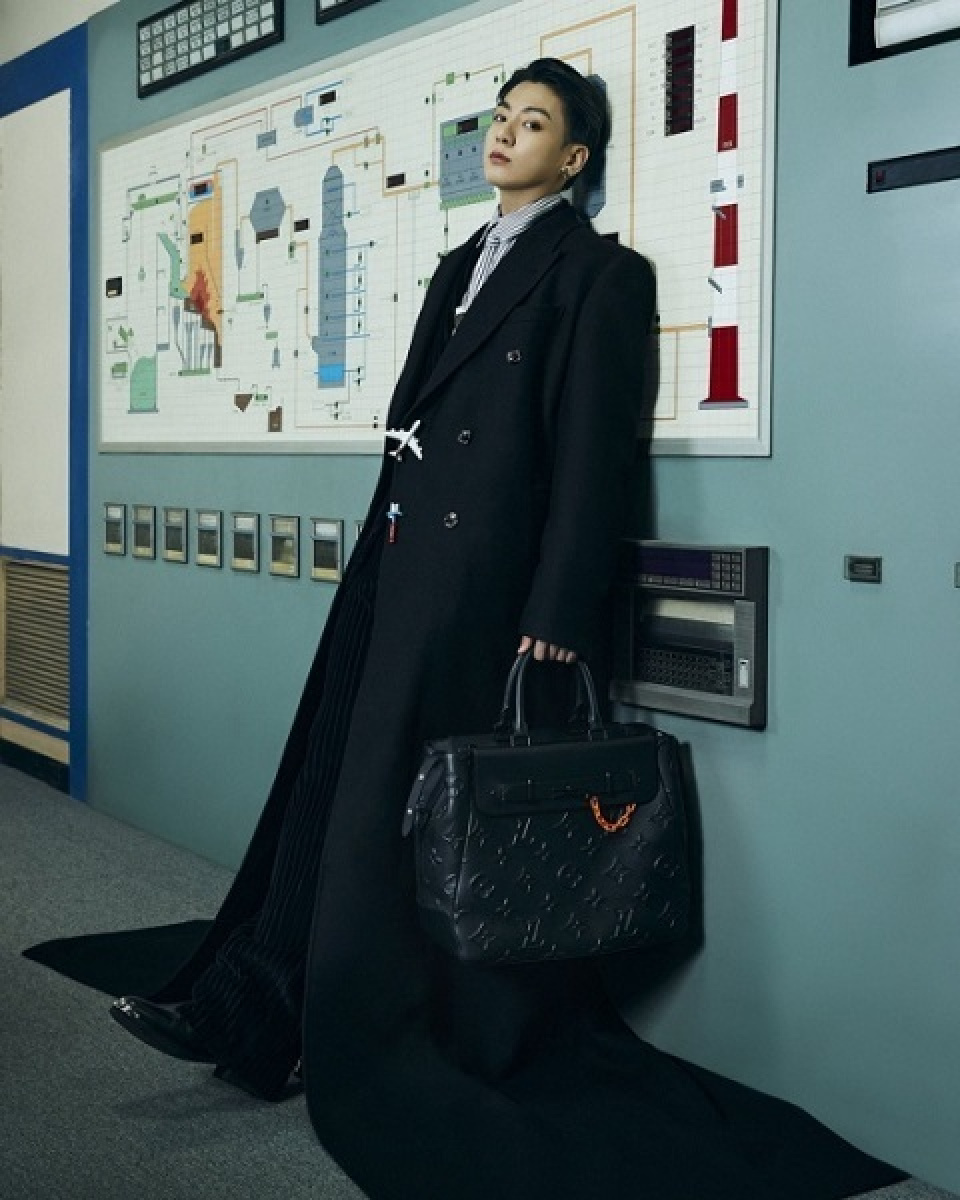 BTS ジョングク、ルイ・ヴィトンのグラビアで8頭身のスタイルを誇る