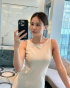 IVY、高級ブランドの衣装を身に包んで美貌をアピール