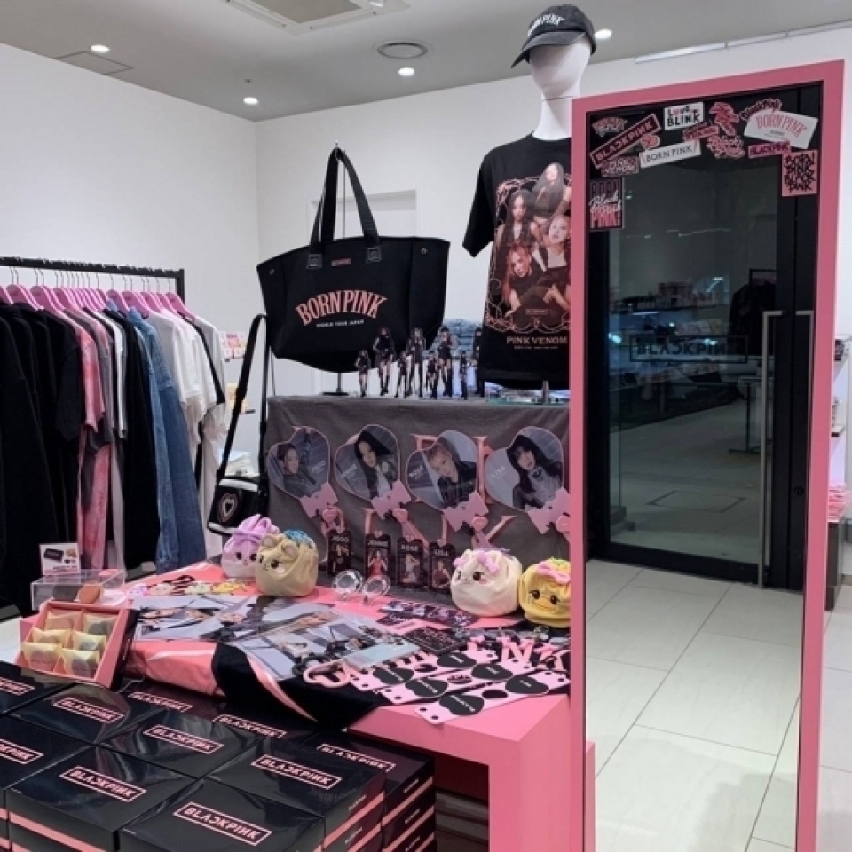 BLACKPINK、コンサートを前にポップアップストアで熱気予熱中