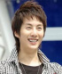 SS501のヒョンジュン、ワンダーガールズのユビンにひざまずく 
