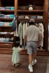 イ・ビョンホン、3歳娘と手をつないで買い物