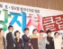 『糟糠の妻クラブ』の出演者たち、慈善バザー会を開く 