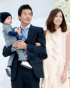 クォン・サンウ、妻と息子と一緒に結婚式出席 