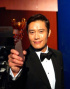 イ・ビョンホン、2013華鼎奨授賞式で最高海外俳優賞受賞