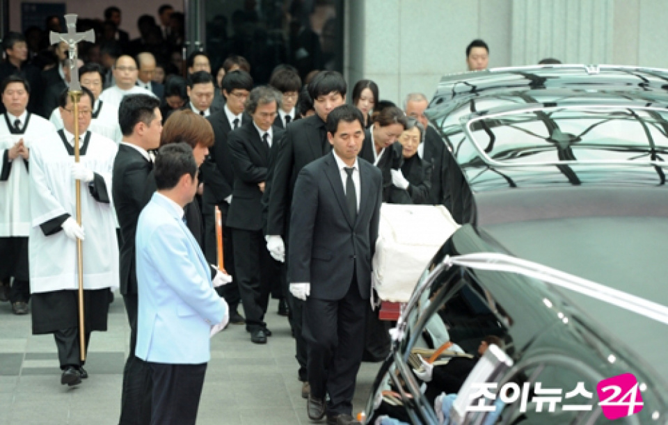 故シン・ヘチョル、死因究明のため火葬中断…